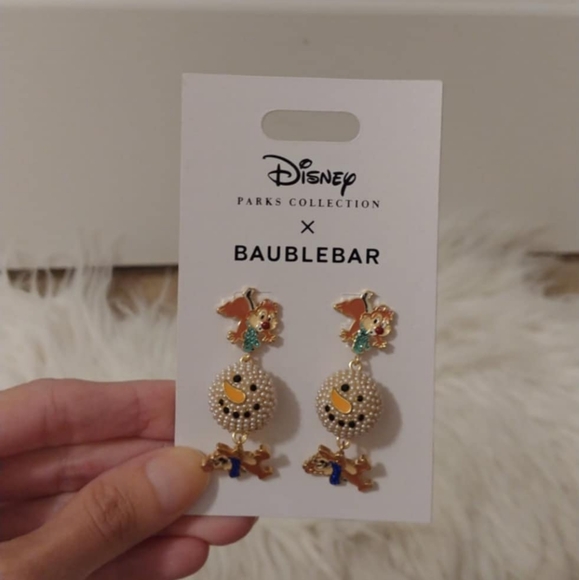 🎄FIRM! NWT DISNEY PARKS COLLECTION X BAUBLEBAR 2023 CHIP & DALE SNOWMAN EARRING - Picture 1 of 12